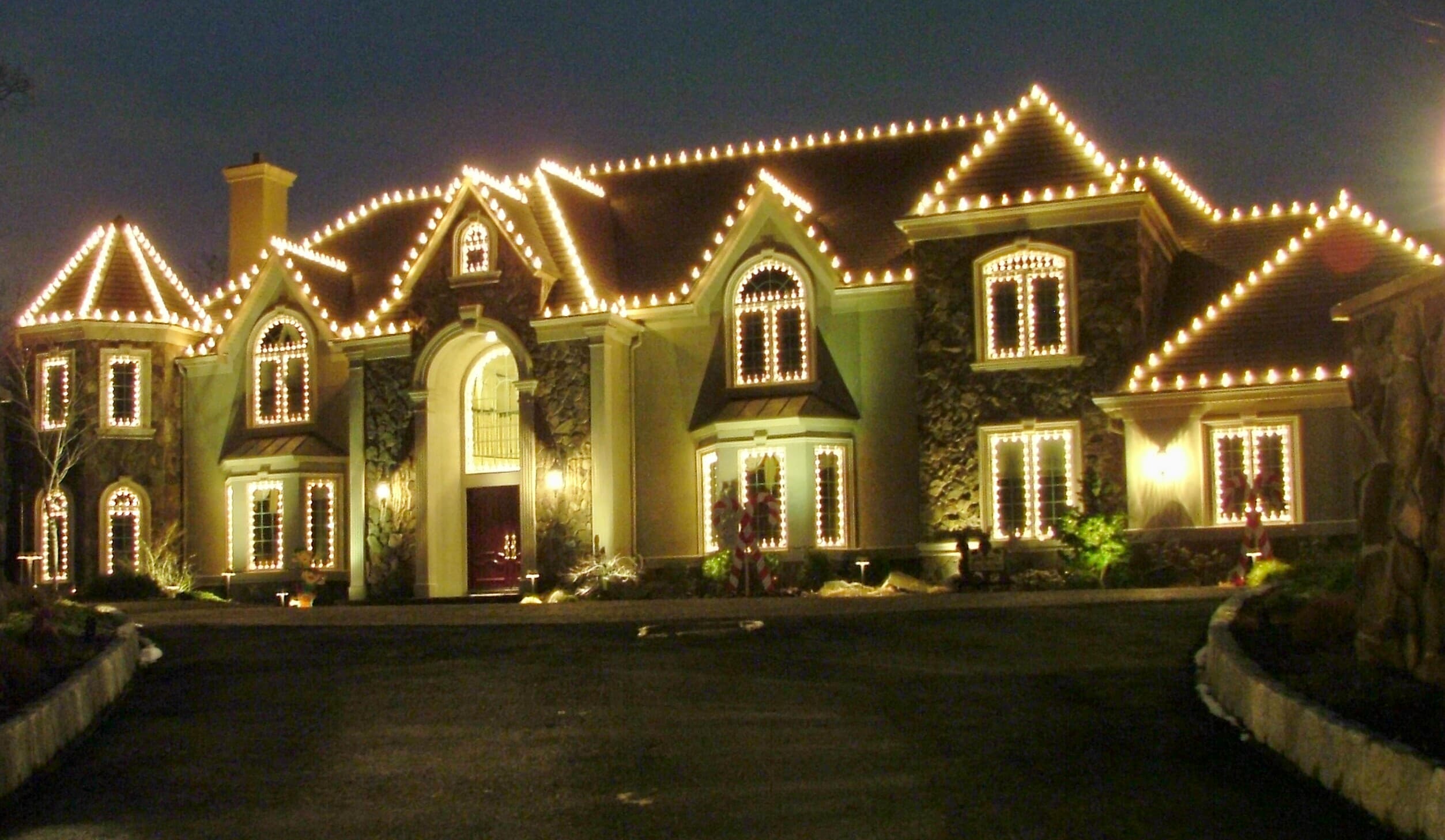 Varano home holiday light installation